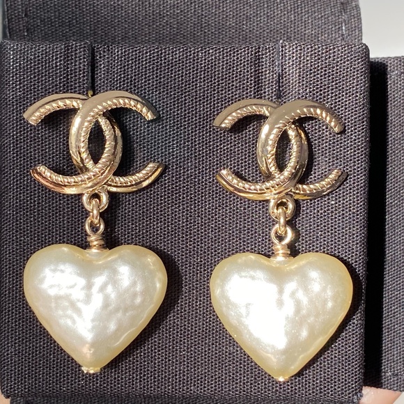 2024 REV CHANEL GOLD CC LOGO HEART SHAPE PEARLS DANGLE EARRINGS - Picture 8 of 11